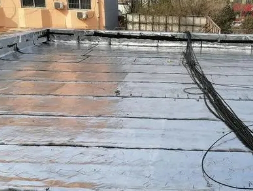 宜良卫生间漏水维修公司分享下宜良屋面楼顶防水刚性防水层施工要点。